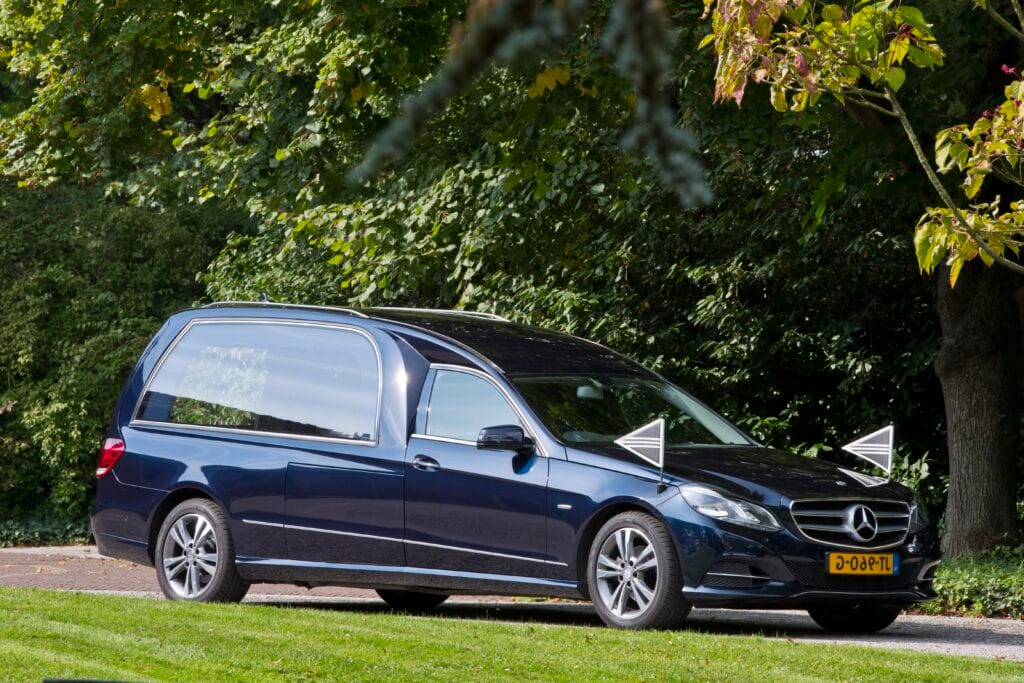 Donkerblauwe rouwauto Funeral Care