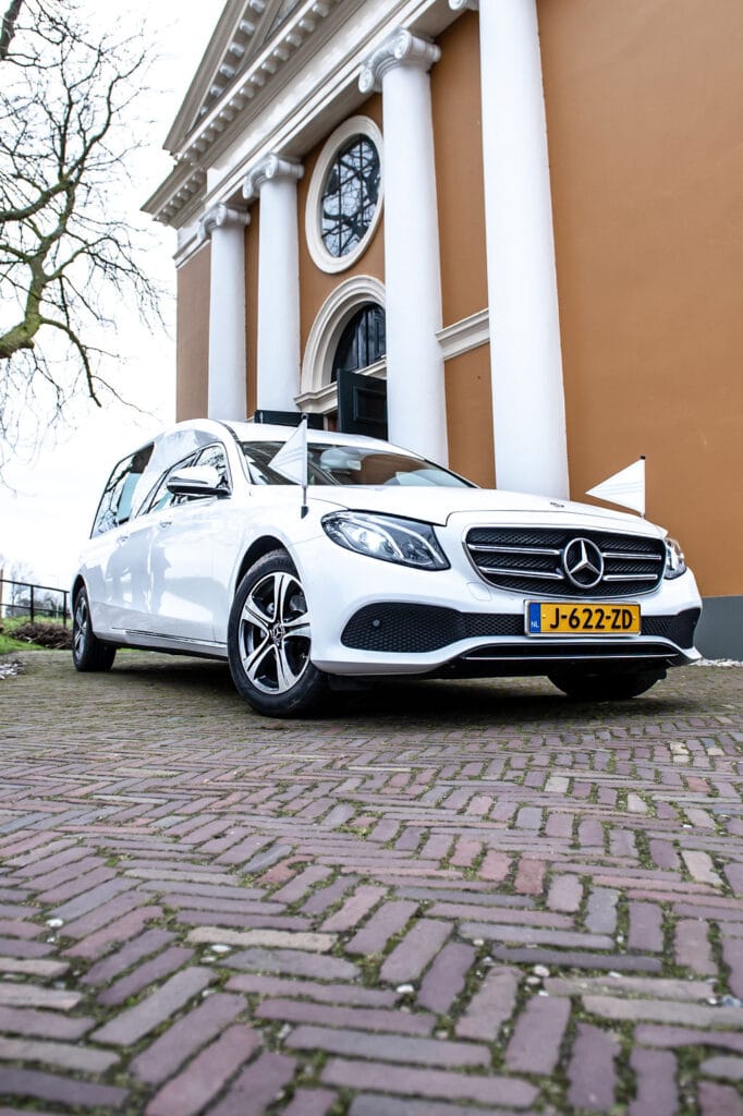 Witte Mercedes lijkwagen Funeral Care