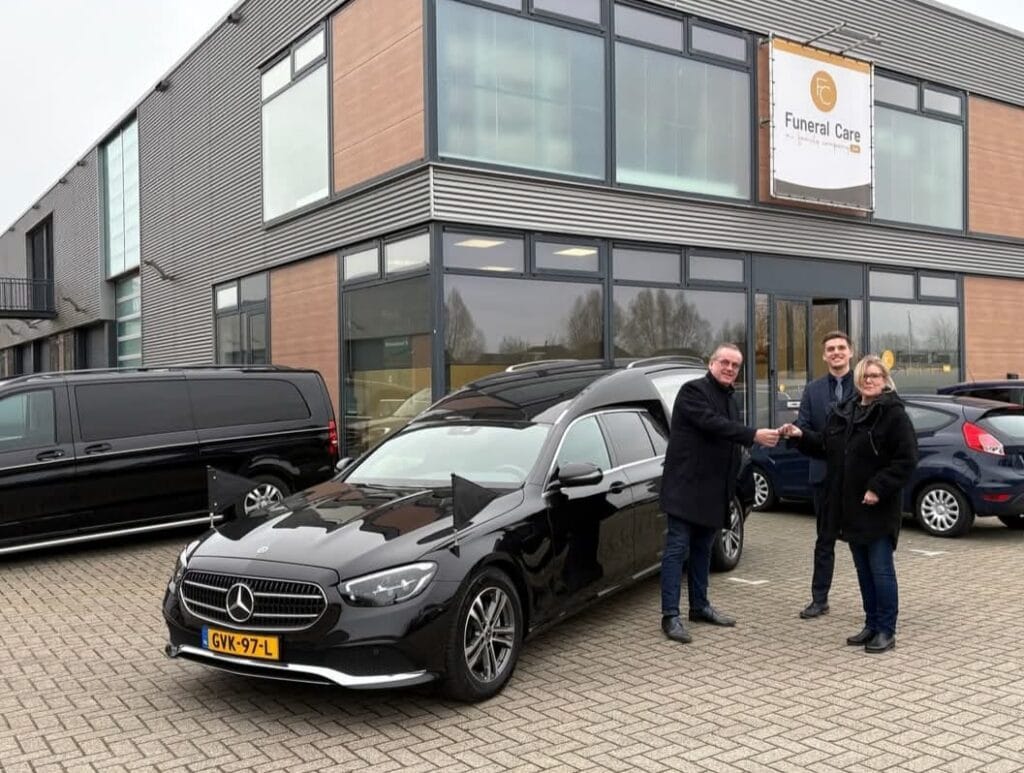 Nieuwe aanwinst! 2 Nova Funeral Cars levert nieuwe Mercedes Benz aan Funeral Care Zuid