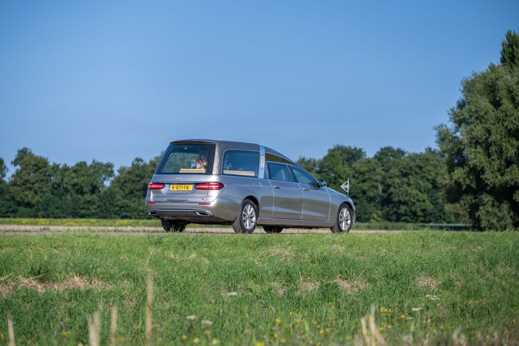 Funeral Care champagne grijze rouwauto achteraanzicht