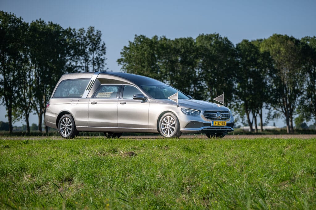 Funeral Care champagne grijze rouwauto zijaanzicht 1